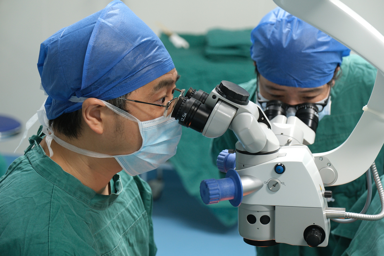 Ophthalmolologist teaching residents surgery